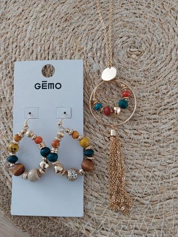 Ensemble de bijoux boucles et collier