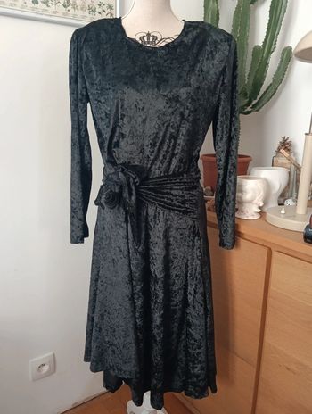 Robe noire velours à épaulettes et ceinture taille 40