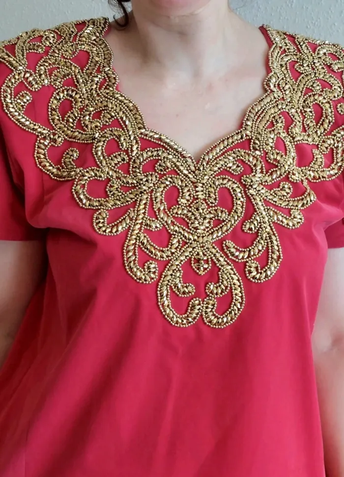 Robe de soirée traditionnelle Caftan en velours rose fuchsia broderies dorées 💖 - photo numéro 3