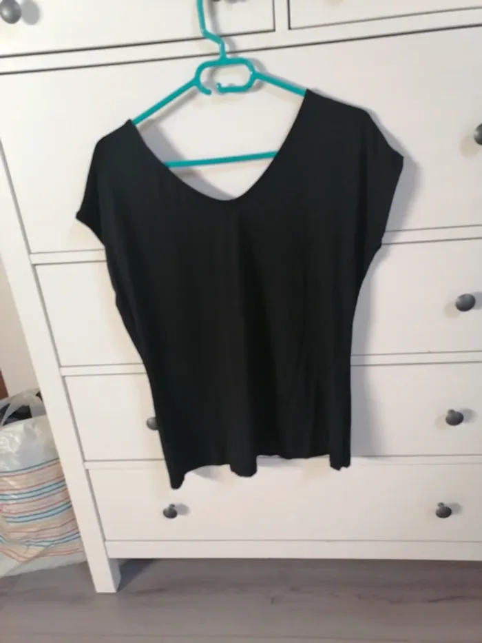 T-shirt, haut noir col v 42 - photo numéro 3