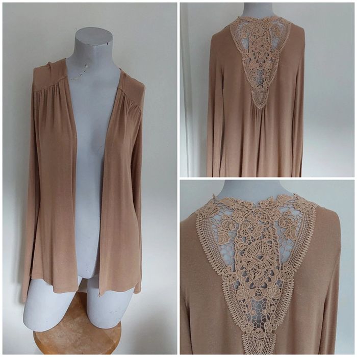 Gilet beige avec une jolie guipure de dentelle en coton dans le dos .
T 34