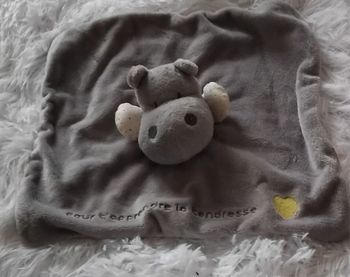 Doudou hippopotame carré plat gris - Coeur jaune - Obaibi
