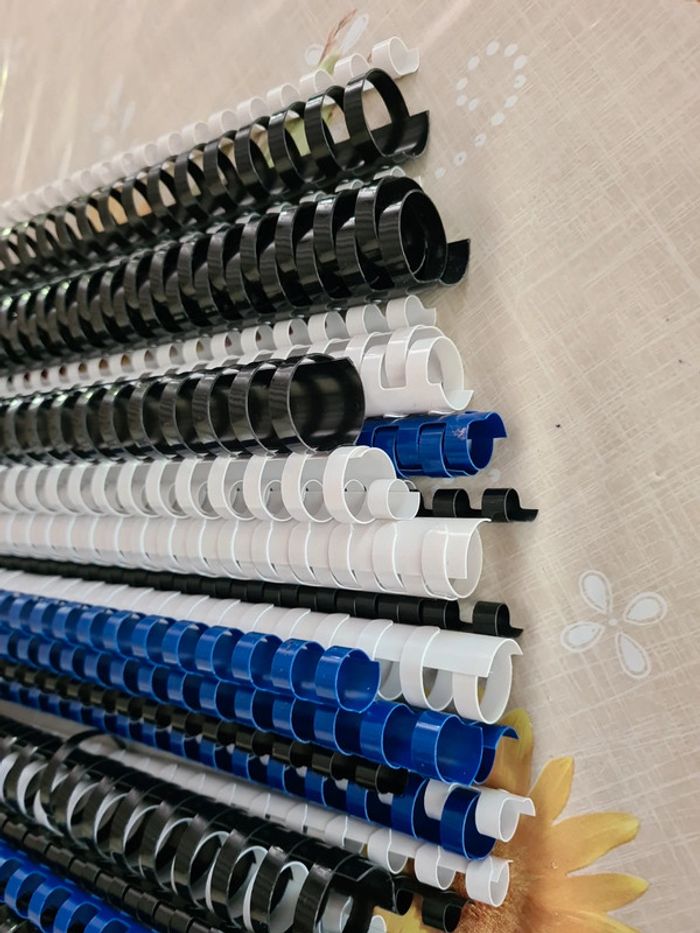 Lot de 45 reliures plastique,et 60 feuilles transparentes - photo numéro 8