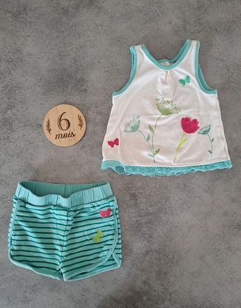 Ensemble été bébé fille taille 6 mois comprenant 1 débardeur et 1 short
🌸