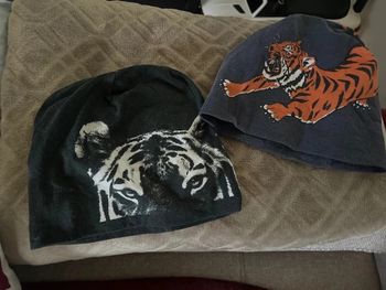 2 bonnets