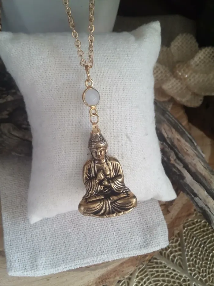 Collier bouddha et pierre de lune naturelle