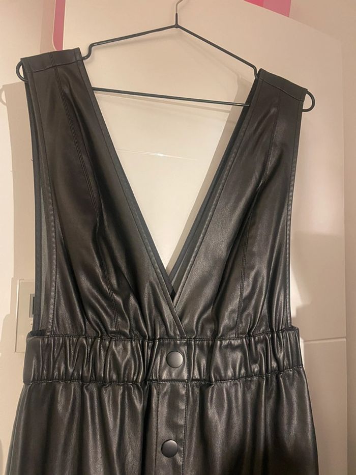 Robe noir asos simili cuir à bretelles - photo numéro 2