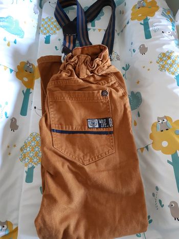 Pantalon marron kiabi a bretelle en excellent état 7 ans