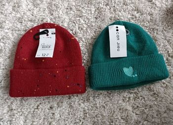 2 bonnets camaïeu en taille unique (un vert et un rouge avec des poids)