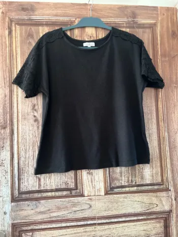 TEE shirt noire épaule dentelle