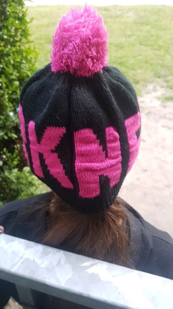 Bonnet noir et violet