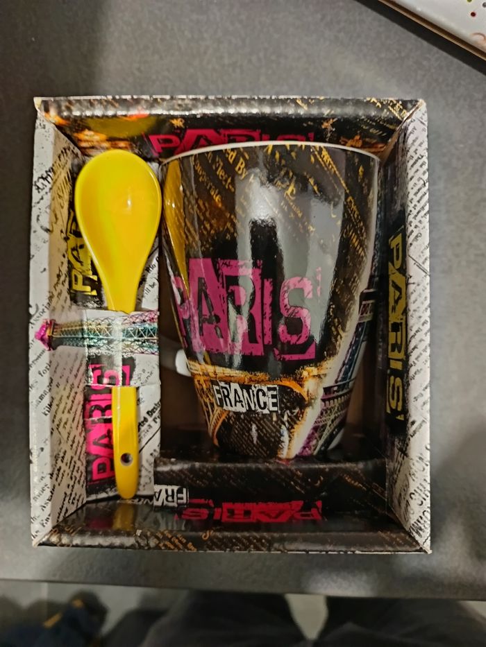 Tasse paris avec cuillère