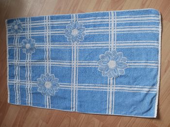 serviette de toilette blanche et bleu 84 x 52 cm neuve