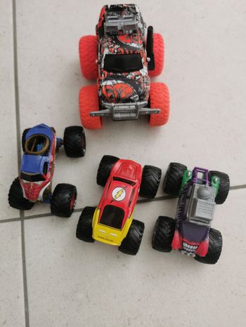Lot véhicules Monster Truck