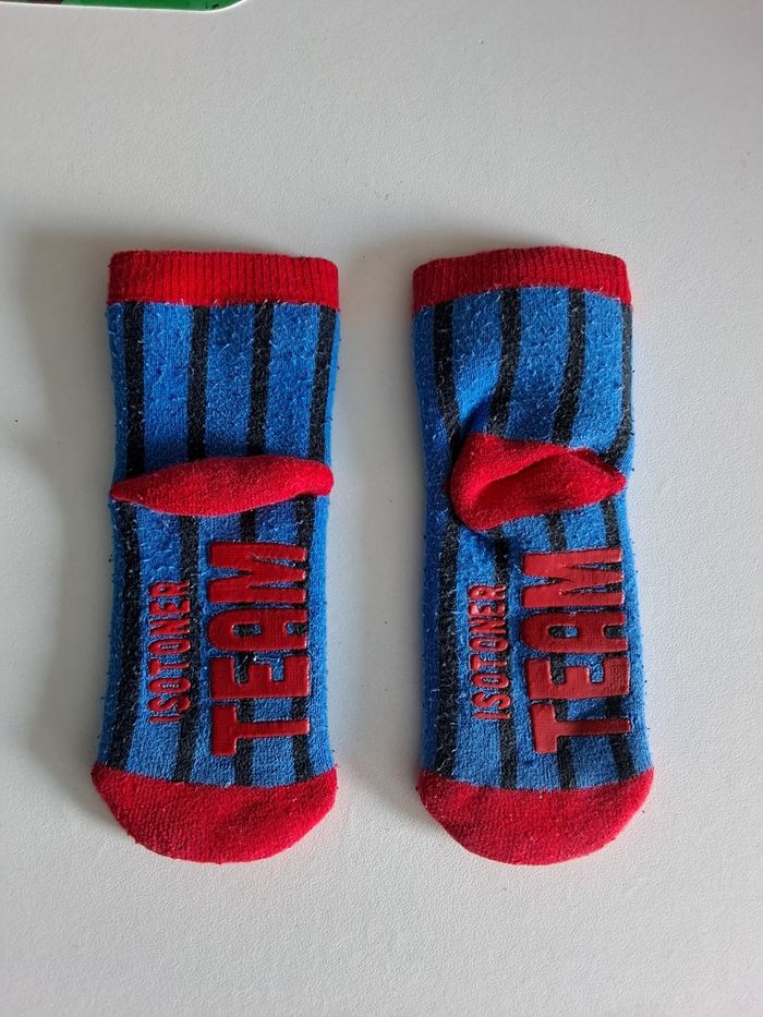Lot de 8 paires de chaussettes Marvel et chaussettes anti-dérapantes Isotoner T23/26, Parfait état - photo numéro 4