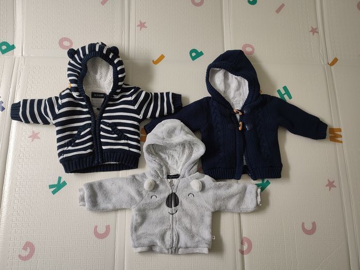 Lot gilets 3 mois en excellent état