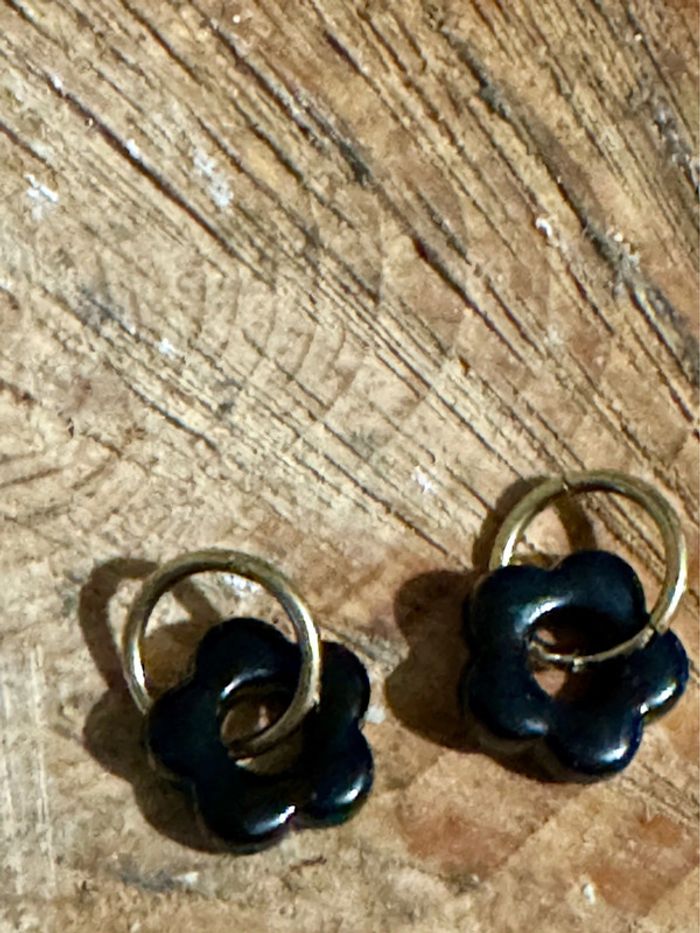 Petites créoles acier inoxydable or fleur résine noire - photo numéro 2