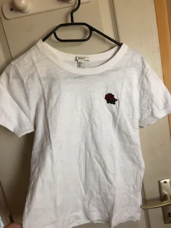 tee shirt blanc avec une rose
