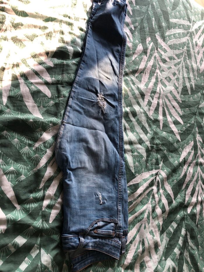 Jeans troué - photo numéro 3