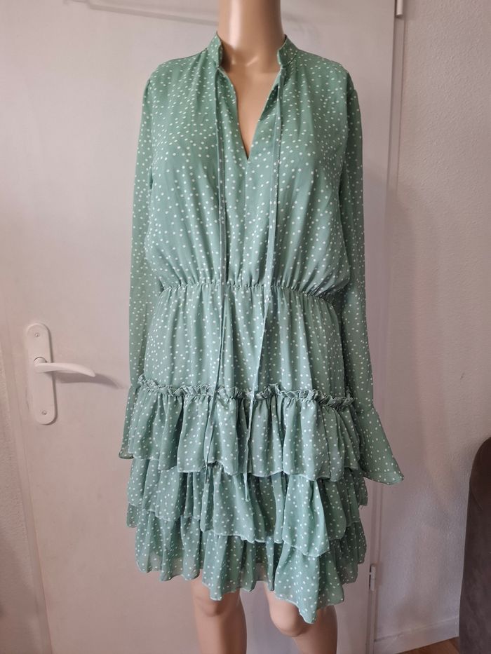 Robe taille 38 en tres bon étaRobe taille 38 en tres bon état
Longueur 90 cm
Largeur aisselle à aisselle 49 cm
Élastique au niveau de la taille
Avec doublure sauf les manches