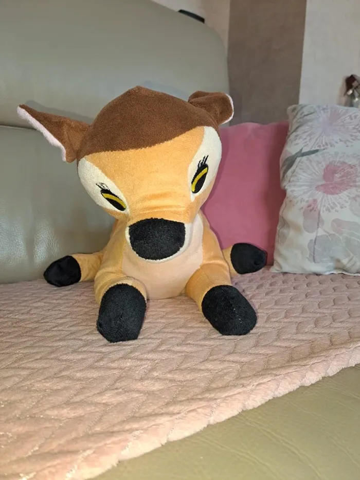 Peluche bambi faon comme neuve voir taille vers coussins - photo numéro 2