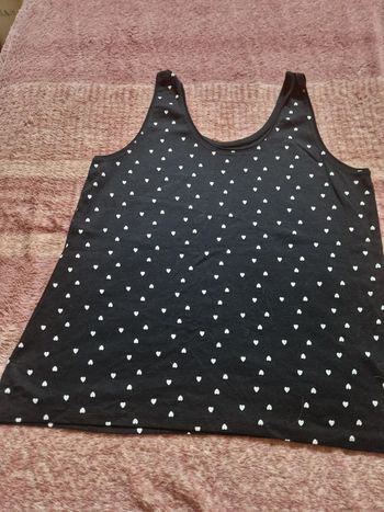 Débardeur noir avec des petits cœurs blancs