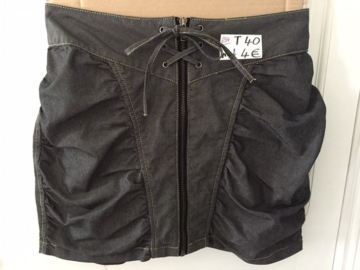 654-Jupe grise T 40 NEUVE