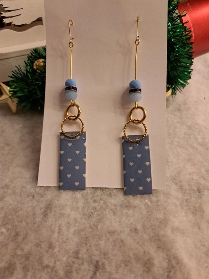 Boucles d'oreilles pendante en résine bleu et doré - photo numéro 2