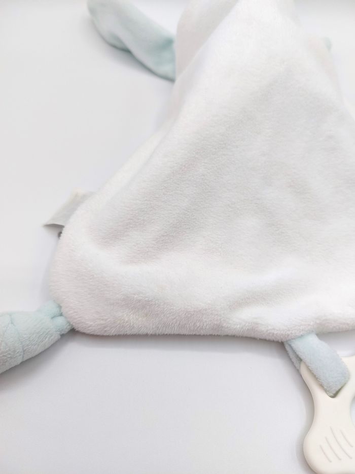 Doudou plat ours blanc MATHILDE M col bleu 4 nouettes anneau dentition blanc sos doudou pro - photo numéro 5