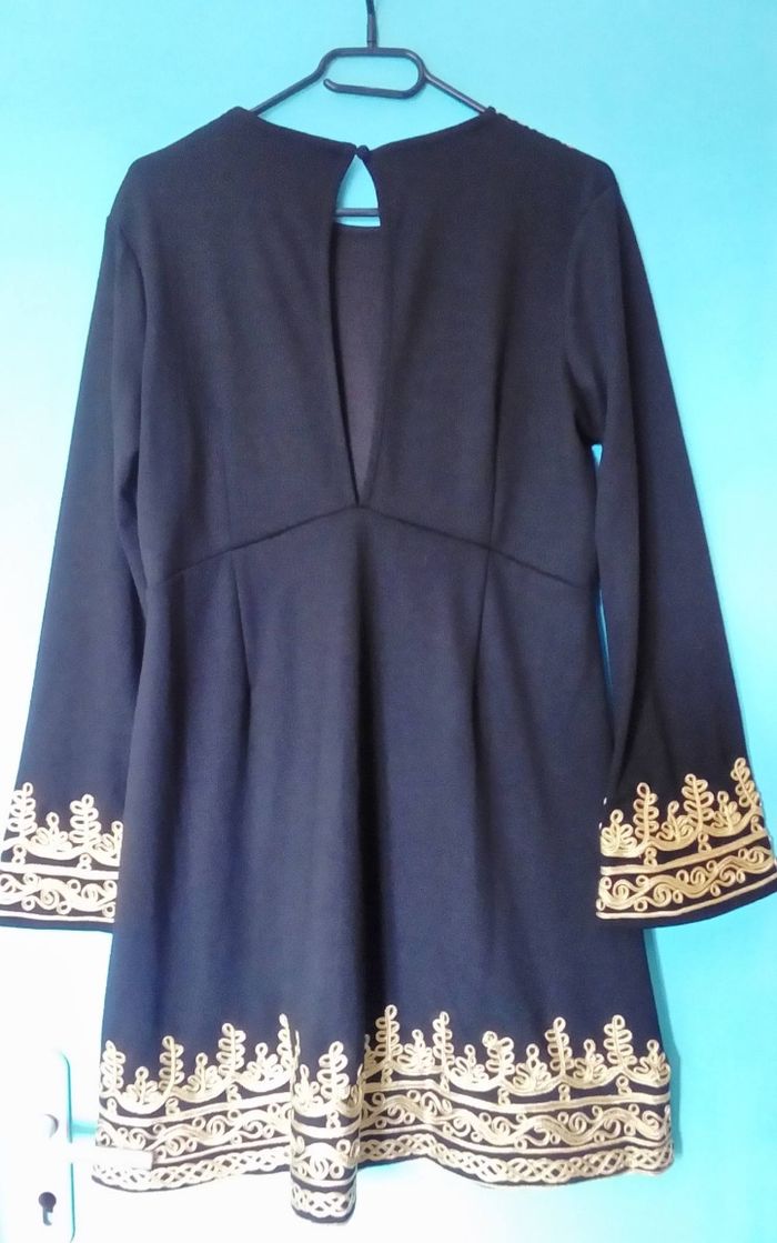 🌿 Robe noire et broderie dorée Asos taille 44 🌿 - photo numéro 2