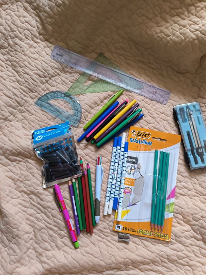 Lot fournitures scolaires