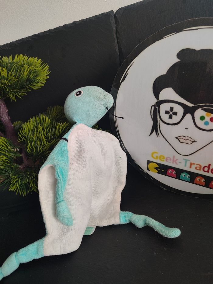 Doudou Knuffel Comforter Tortue Turtle Bioderma Bleu Blanc Noir Plat Noeud 3543 - photo numéro 2