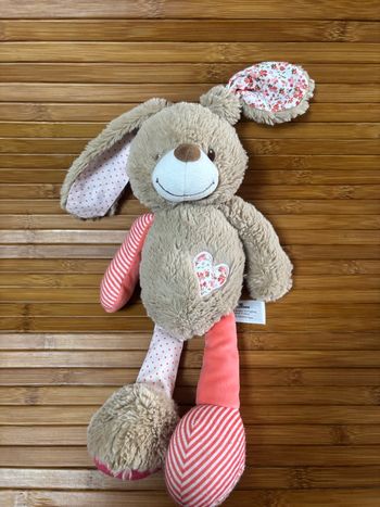 Doudou lapin beige rose cœur tao tape à l œil 