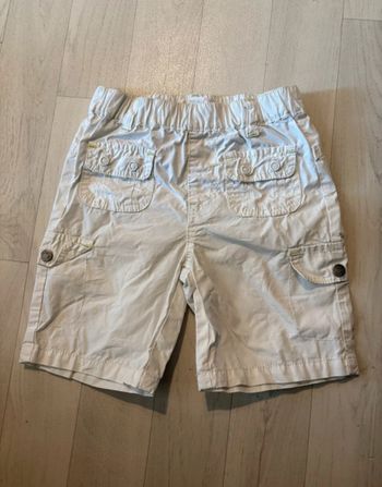 Short 12 mois blanc kitchoun avec 2 petites poches devant très bon état
