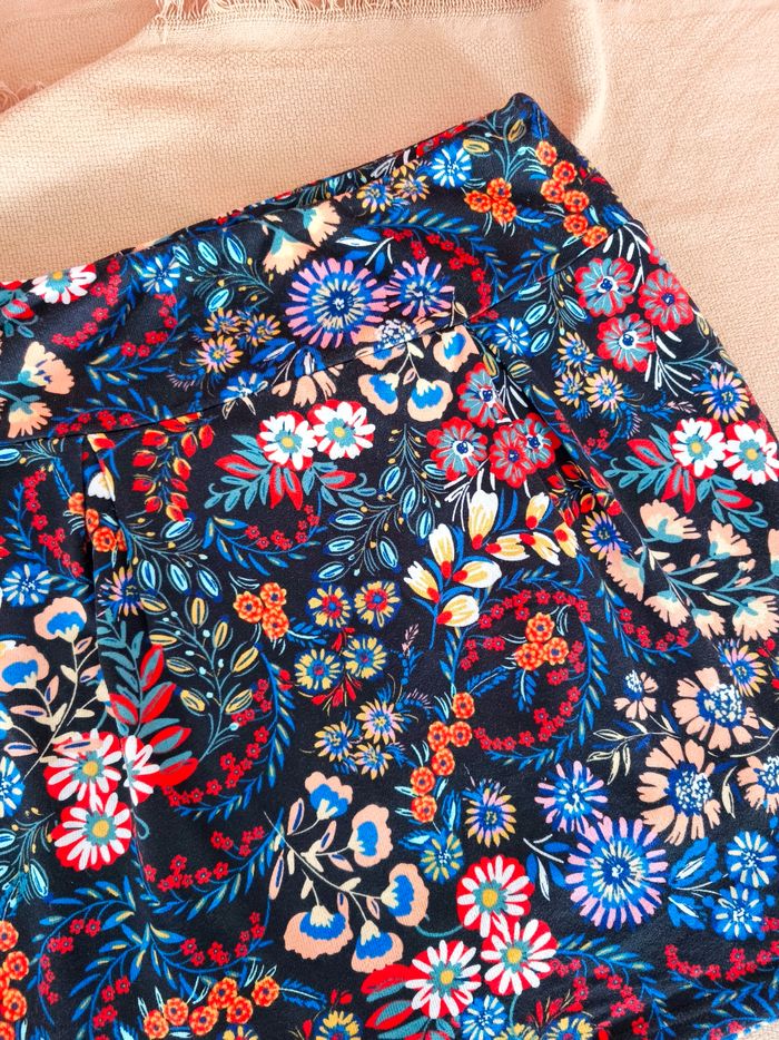 Jolie jupe fleurie Parfait état - photo numéro 2