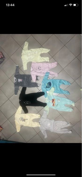 Lot pyjamas 12 mois en très bon état 
