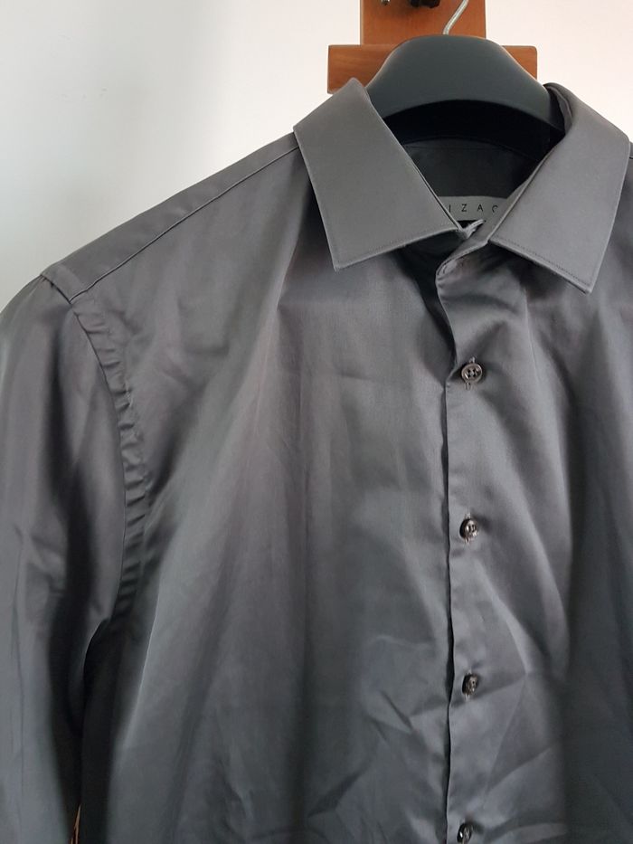 Chemise homme gris satiné. Izac. Taille 4 41/42, 53cm aux épaules, 57cm aux aisselles, 72cm de haut. - photo numéro 3