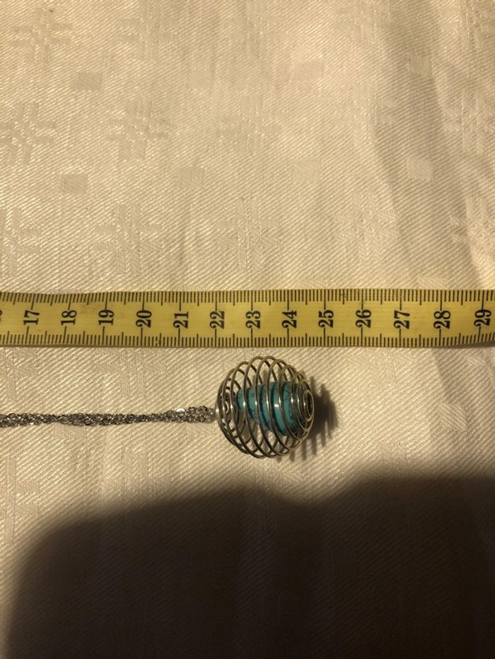 Petit collier très original avec sa pierre turquoise enfermée dans sa cage - photo numéro 6