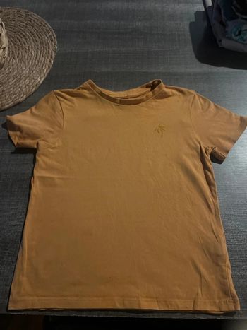 T-shirt orchestra, taille huit ans, couleur moutarde, bon état général