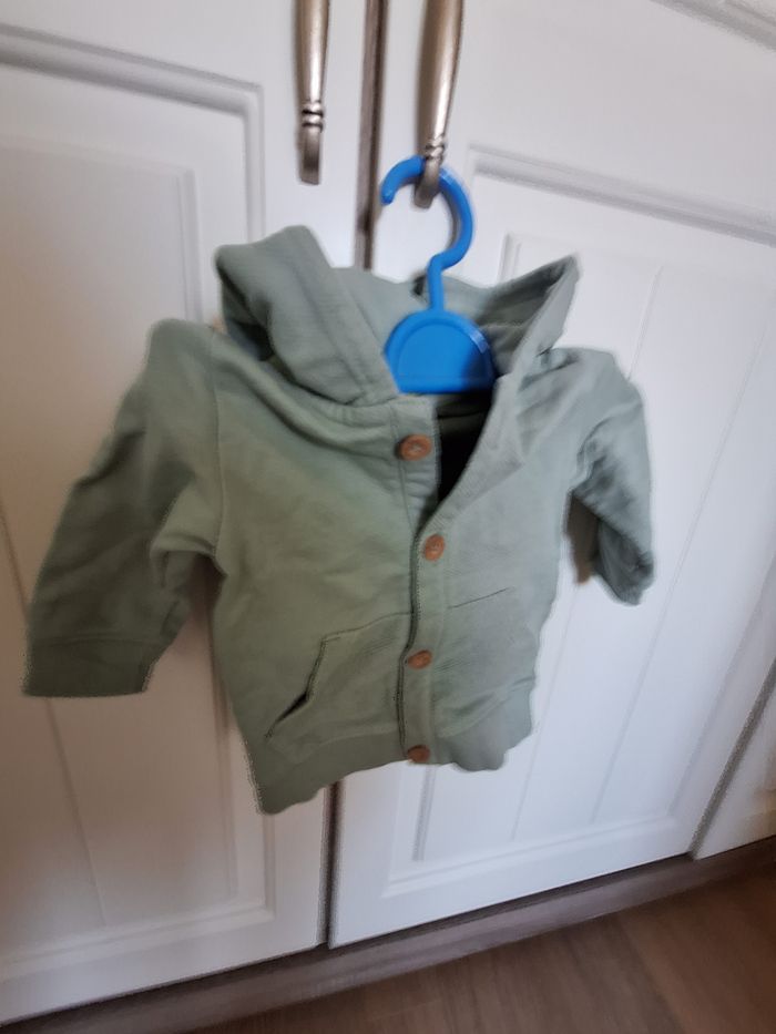 Lot manteau et tee shirt manches longues bébé garçon 12 Mois (TAO) + 1 pantalon gratuit - photo numéro 3