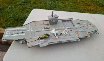 Porte avion Charles de gaule avec bruitage king jouet