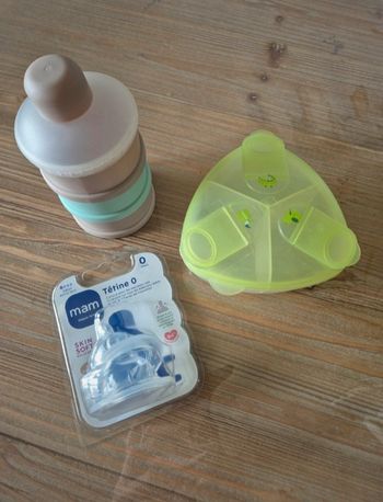 Lot tétines neuve et boîtes dosseuses