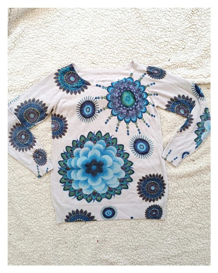 Pull Desigual beige à sequins et motifs mandalas bleus - bohème chic --
