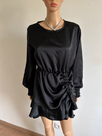 Robe noire satinée à manches longues Made in Italy taille unique jamais portée