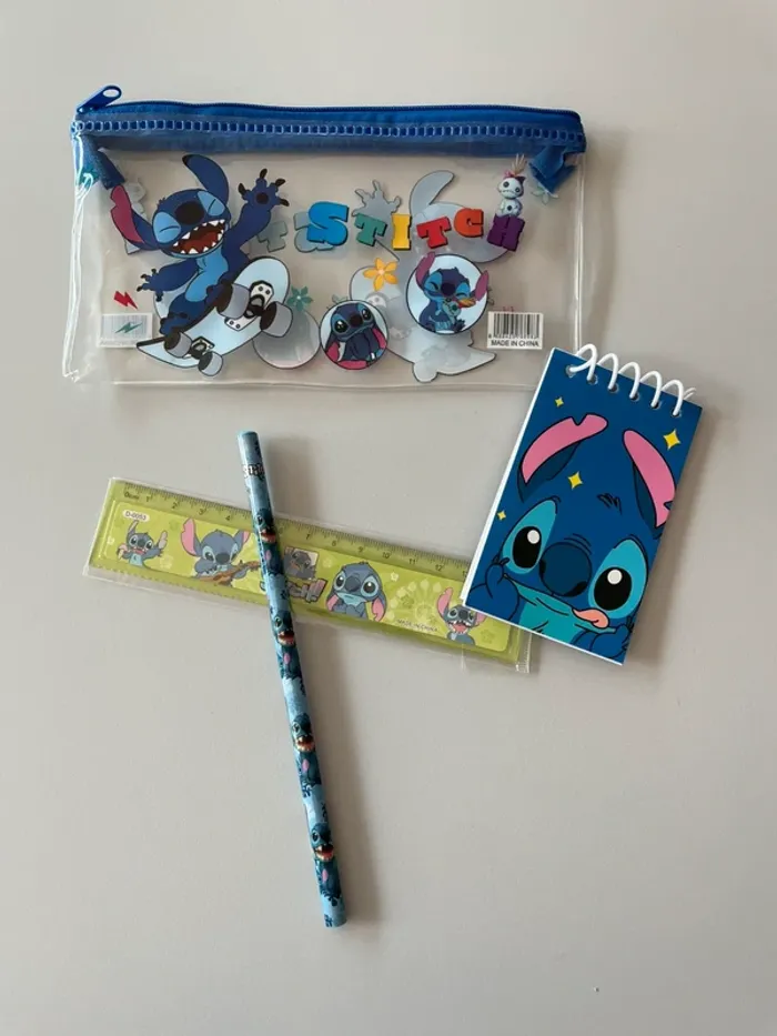 Trousse garnie bleu stitch avec des crayons, règle, calepin