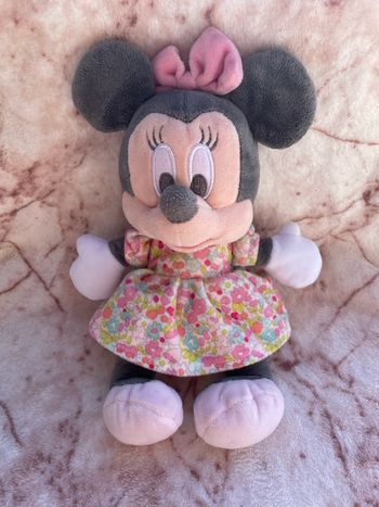 Peluche doudou Minnie souris gris robe fleur Nicotoy Disney
