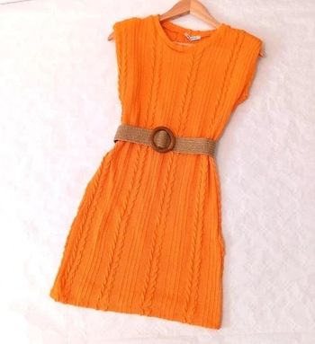 Robe courte en maille torsadé a épaulettes pour femme. Couleur Orange. Taille M.