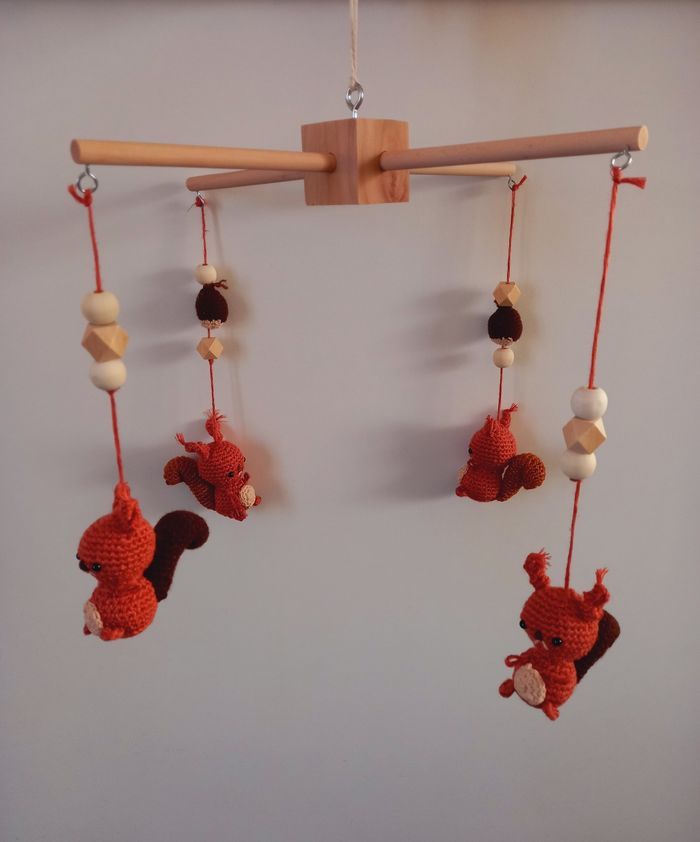 Mobile en bois petits écureuils au crochet perles bois 🐿 - photo numéro 1