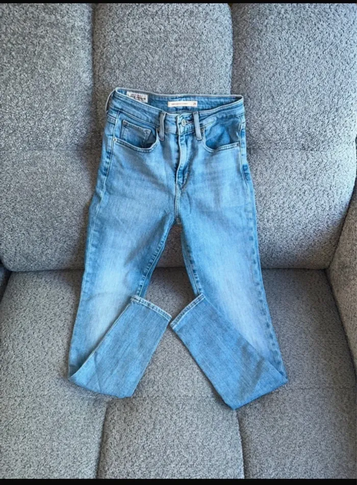 Jean taille haute bleu clair High Rise Skinny Levi's W25 L30 comme neuf - photo numéro 2