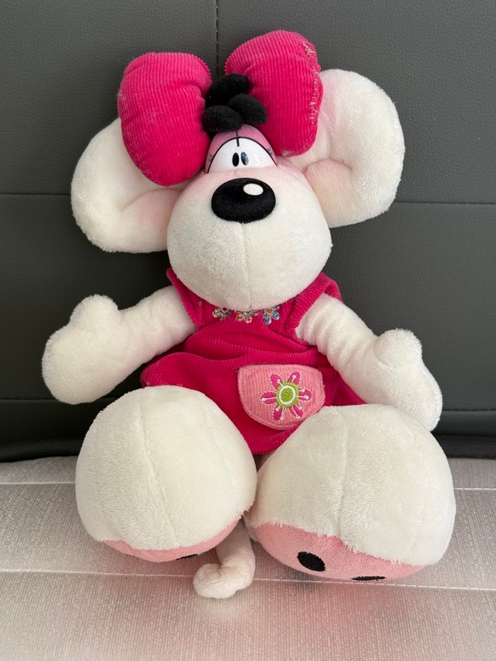 Peluche Diddlina avec une robe rose & nœud assorti